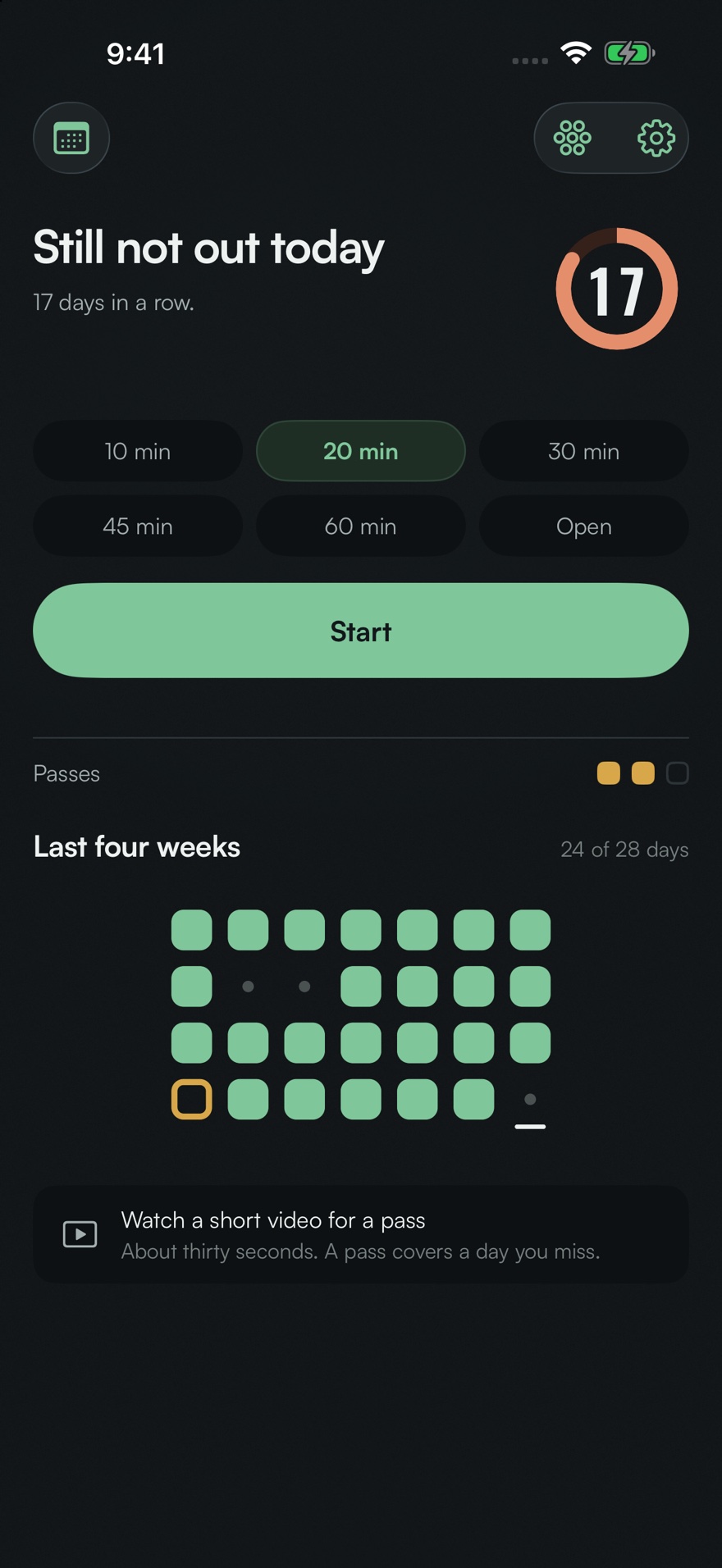 The home screen: a streak of 17 days in a ring, buttons for how long to go for, a Start button, day passes held, and the last four weeks as a grid of squares